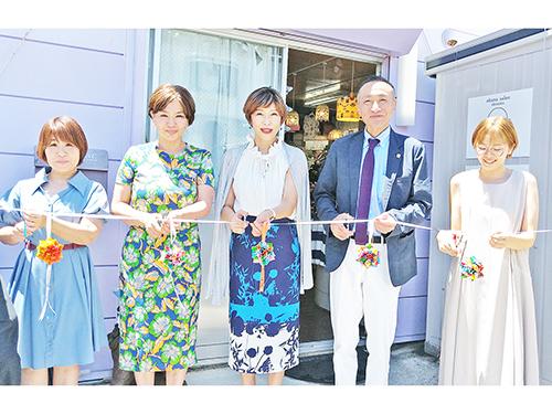 テープカットの様子